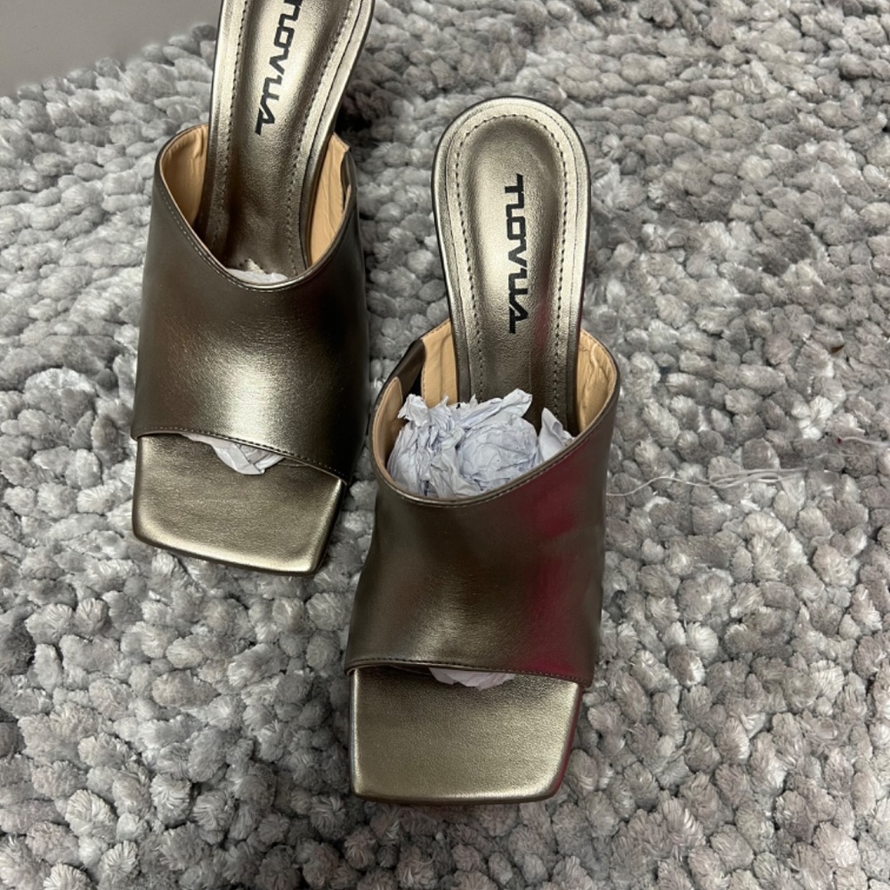Shoe - Picture 2 of 5
